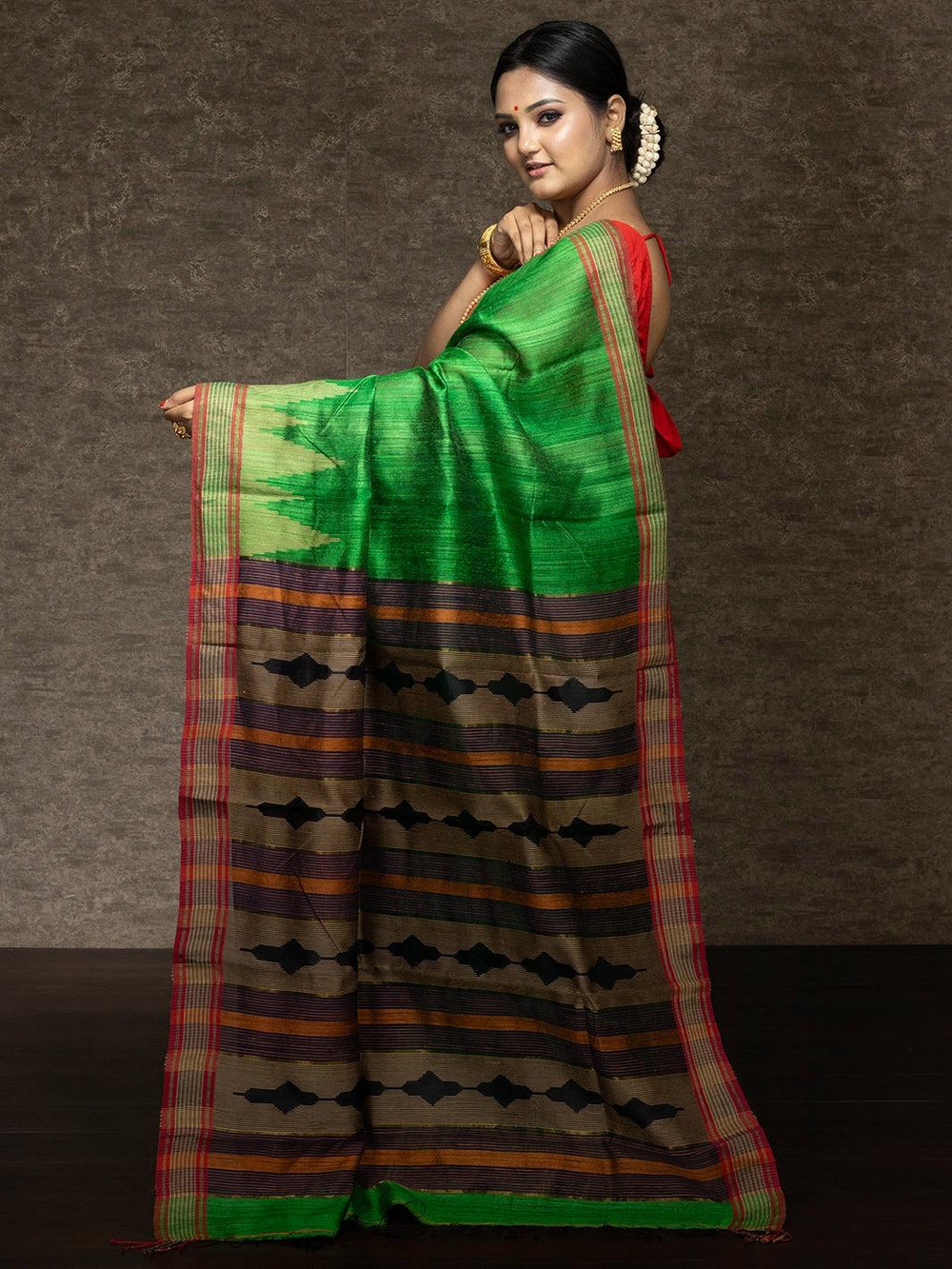 Green Handwoven Matka Silk Jamdani Saree - WeaversIndia