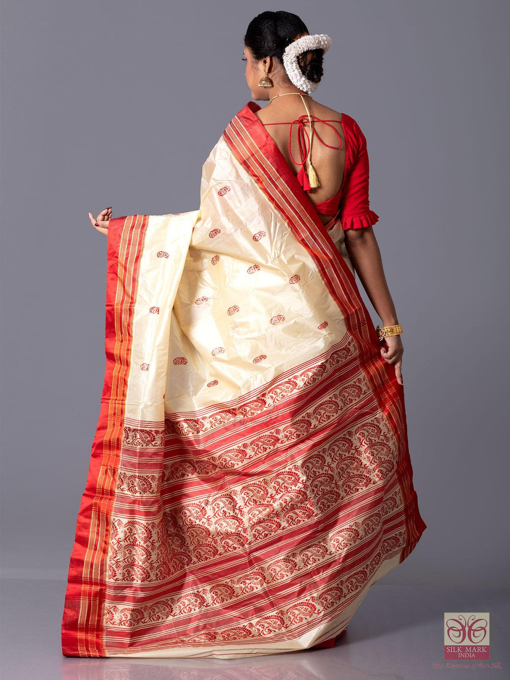 Wonderful Traditional Garad Silk Saree - WeaversIndia