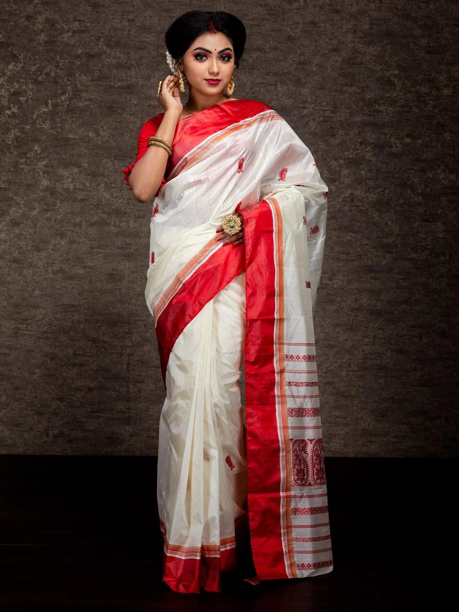 Wonderful Traditional Garad Silk Saree - WeaversIndia