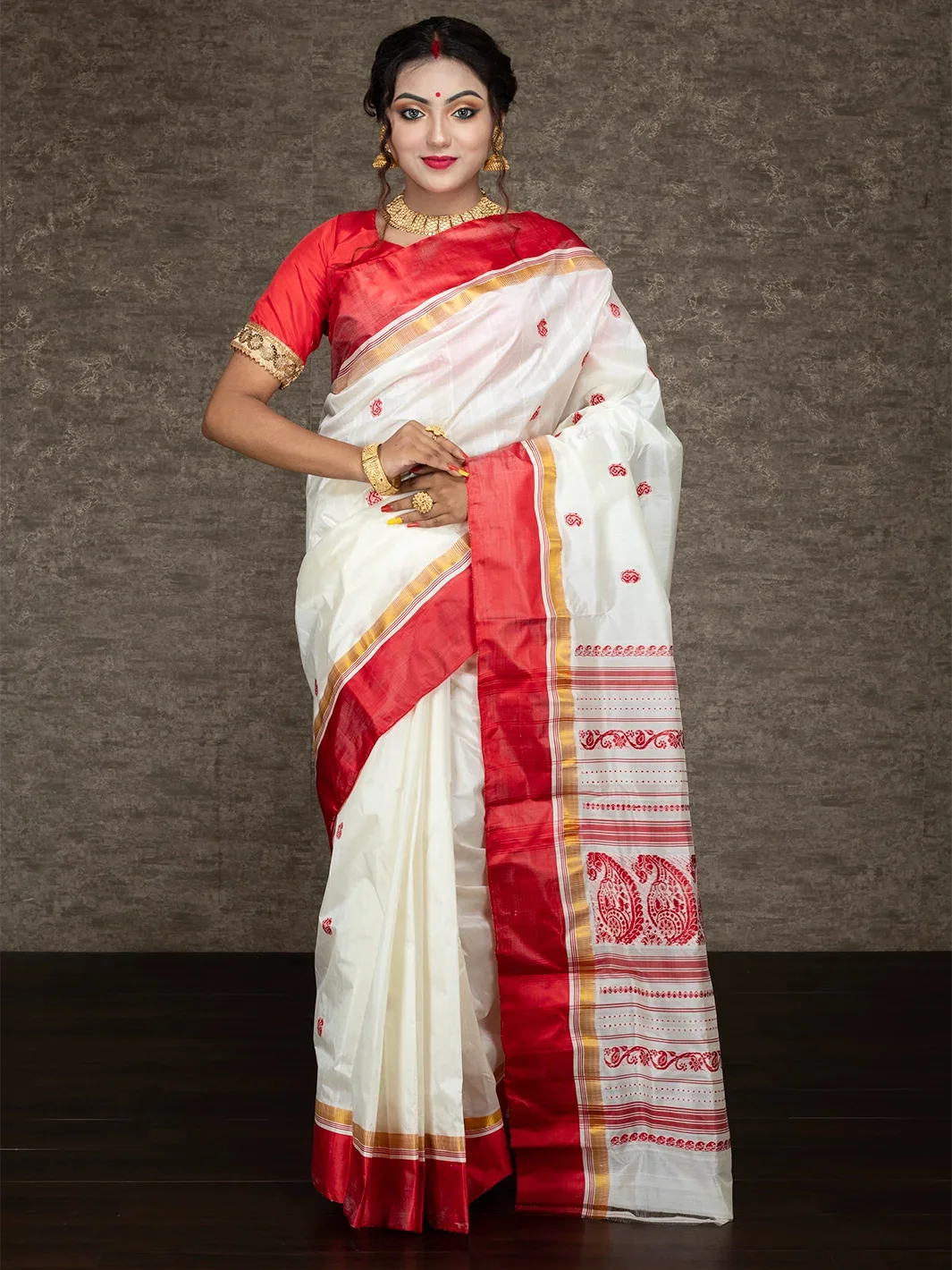 Pretty White Red Traditional Garad Silk Saree - WeaversIndia