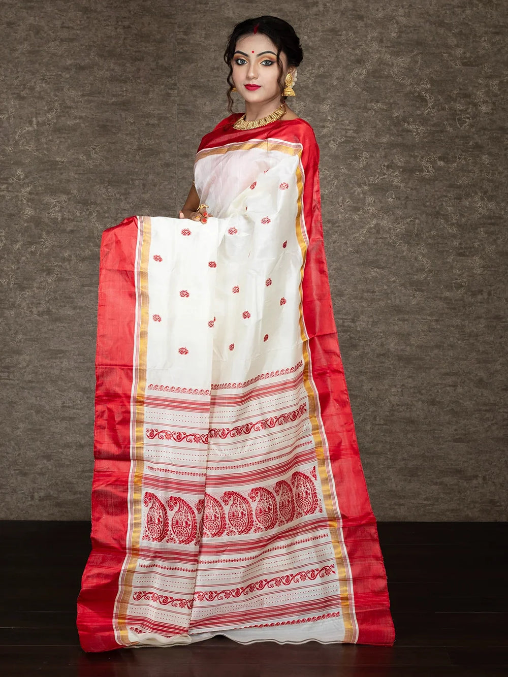Pretty White Red Traditional Garad Silk Saree - WeaversIndia