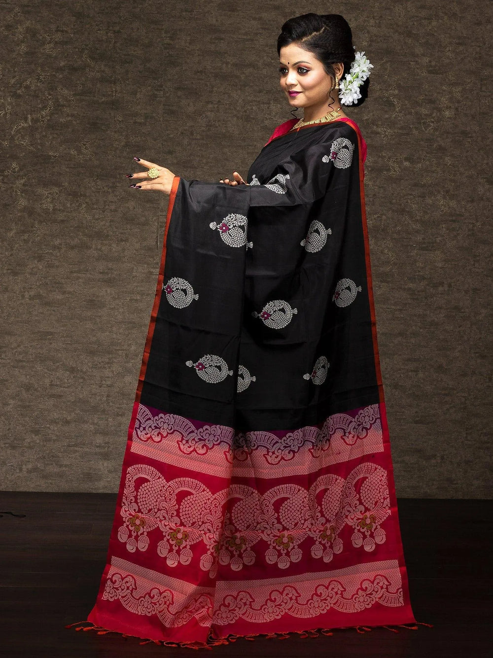 Wonderful Black Kanchipuram Silk Saree - WeaversIndia